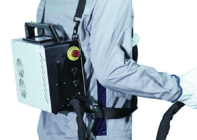 ST-Q100バックパック型レーザークリーナーの背負い使用イメージ