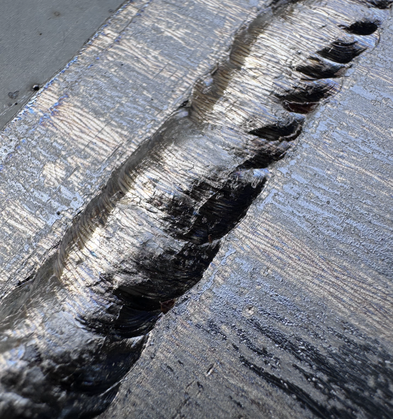 スラット上に堆積したドロス（スラグ）の除去作業